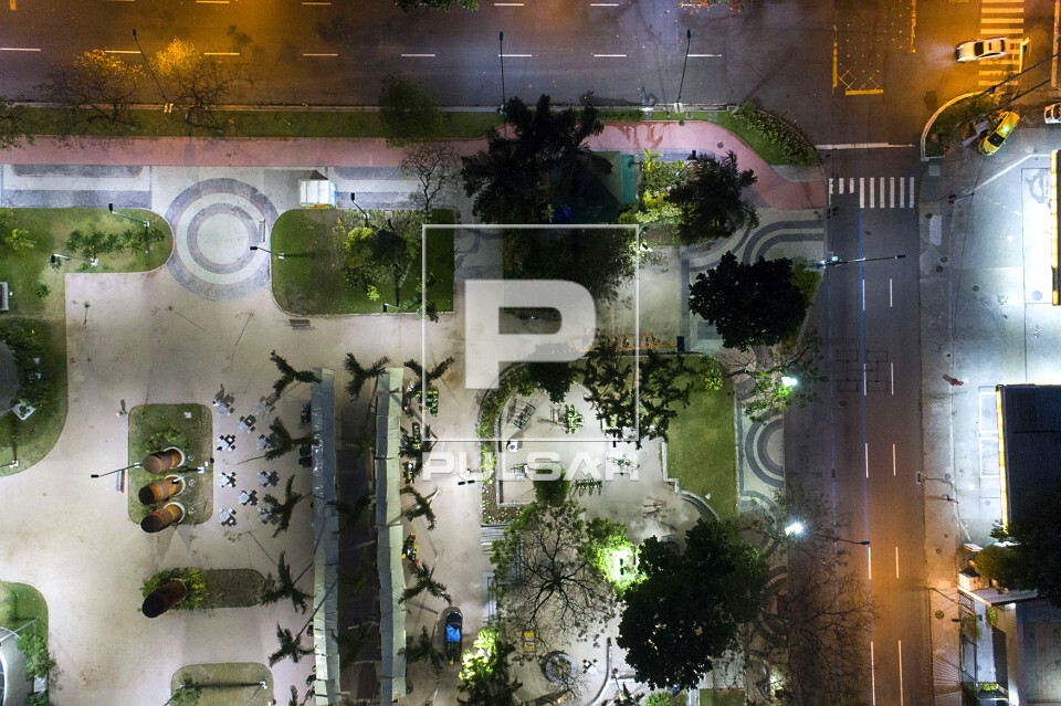 Vista noturna de drone da Praça Antero de Quental - bairro Leblon