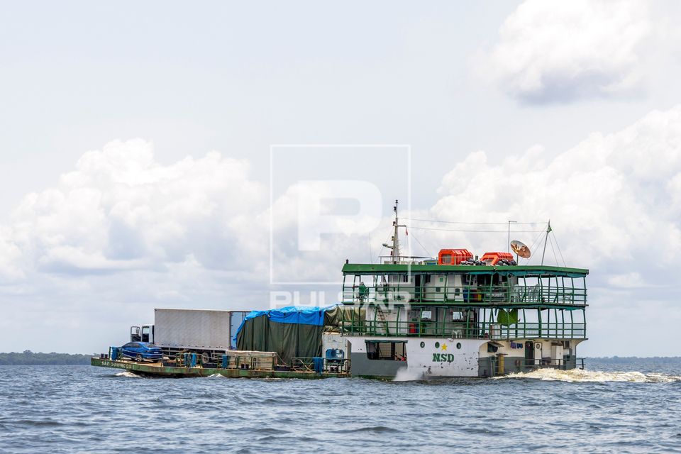 Ferryboat navegando pela Baía do Portel - complexo estuarino do Rio Pará - Arquipélago do Marajó
