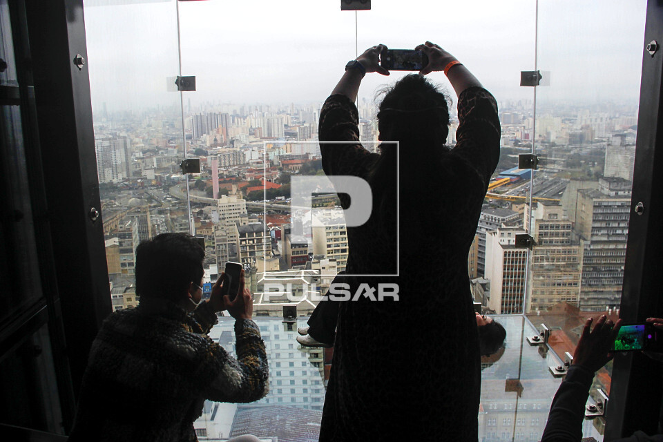 Visitantes fotografando no deck leste do Sampa Sky - edifício Mirante do Vale - o mais alto do centro histór