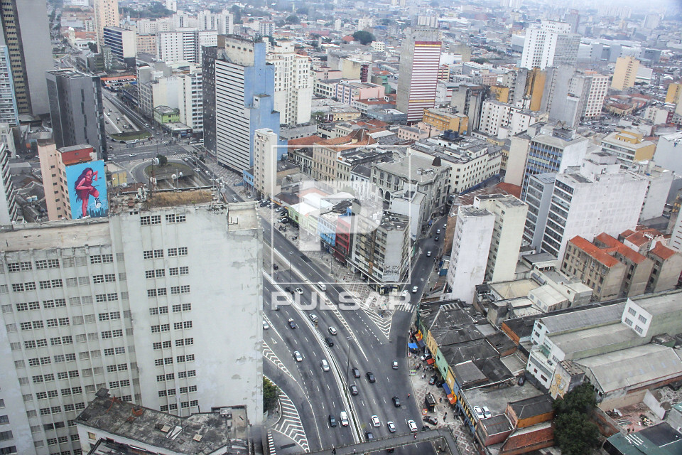 Vista de cima da avenida Prestes Maia a partir do piso e paredes transparentes de um deck do Sampa Sky no cent