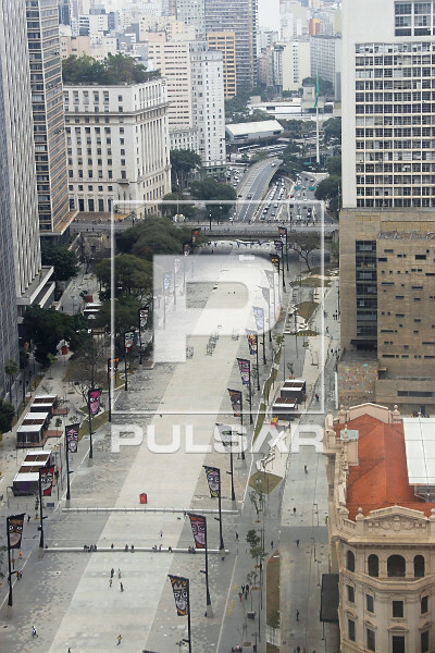 Vale do Anhangabaú visto a partir do piso e paredes transparentes do deck sul do Sampa Sky instalado no edif�