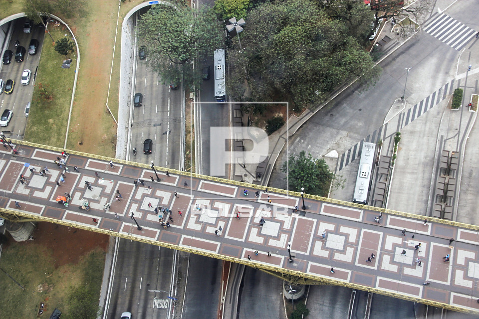Vista do viaduto Santa Ifigênia a partir do piso transparente do deck sul do Sampa Sky - centro histórico - 