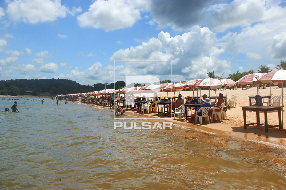 Pessoas na praia fluvial Ilha do Amor - Alter do Chão - só aparece nos períodos de seca - Rio Tapajós - Vi