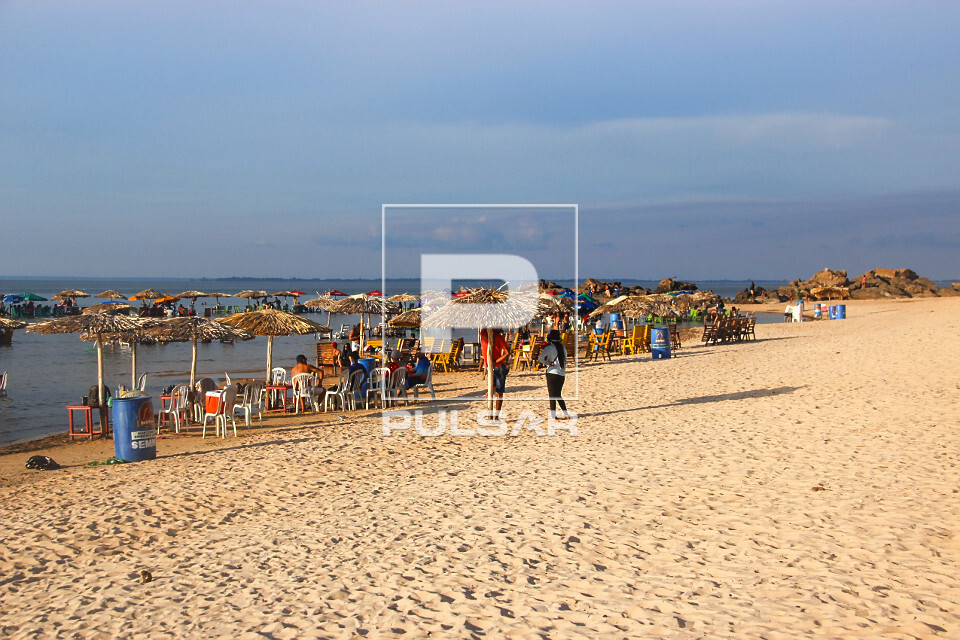 Pessoas nas barracas da Praia Ponta de Pedras na margem do Rio Tapajós - Alter do Chão - 
