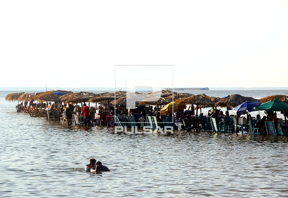 Pessoas em barracas da Praia Ponta de Pedras no Rio Tapajós - Alter do Chão - 
