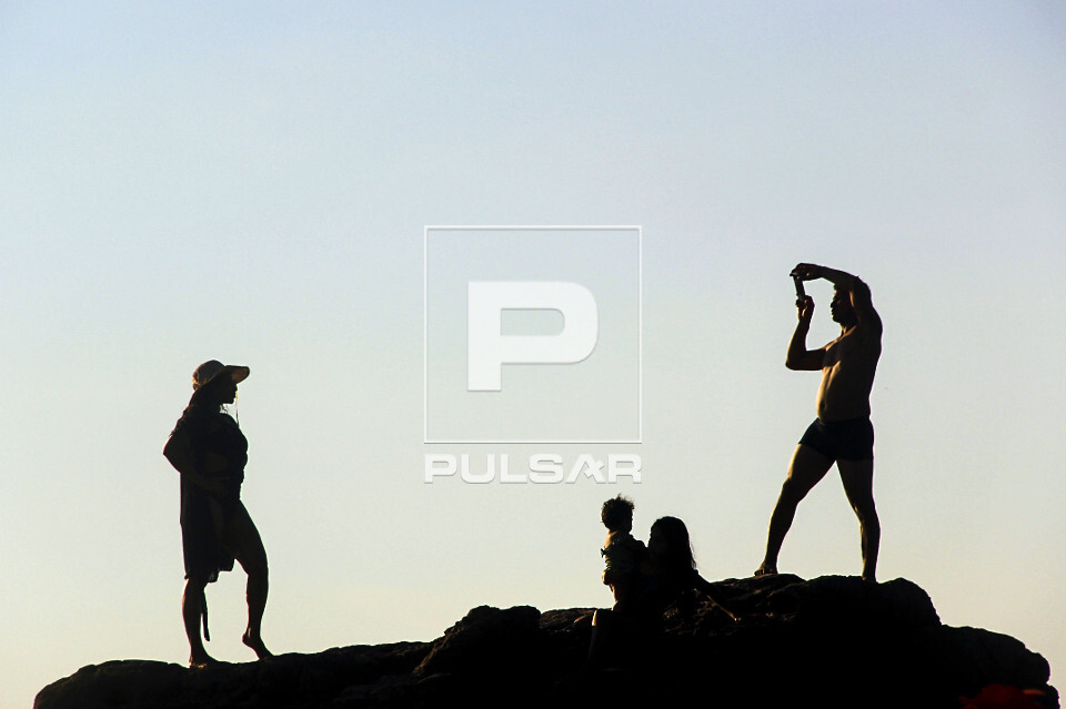 Silhueta de casal fazendo foto sobre rocha na Praia Ponta de Pedras - - Alter do Chão - 