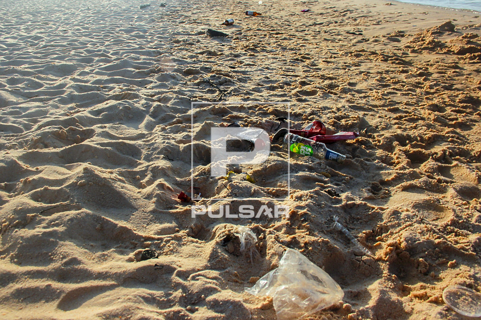 Lixo jogado na Praia Ponta de Pedras - Alter do Chão - 