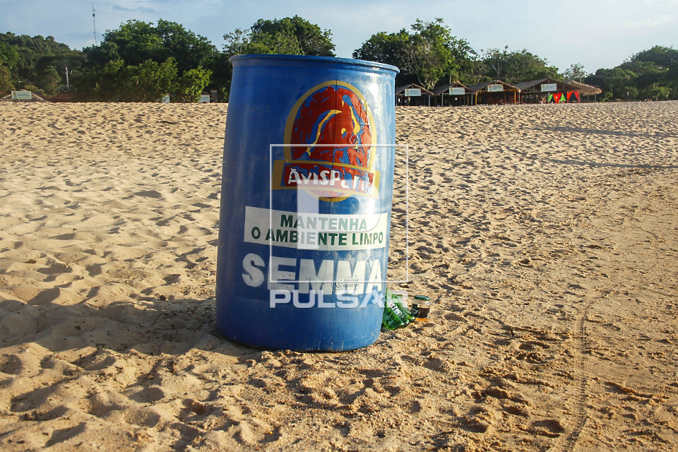 Lixeira com orientação mantenha o ambiente limpo na Praia Ponta de Pedras - Alter do Chão - 