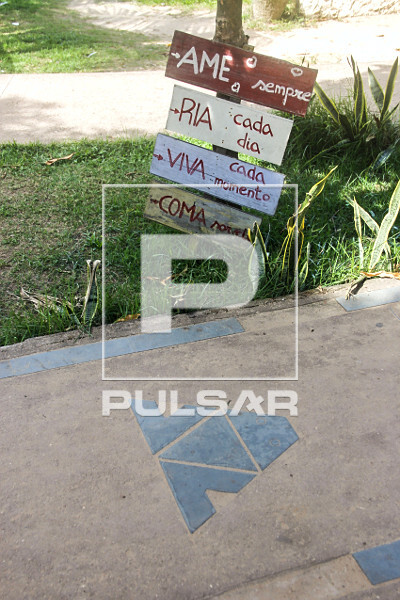 Mensagens em placas e calçada com grafismo do sapo da Lenda do Muiraquitã - Alter do Chão - considerada amu