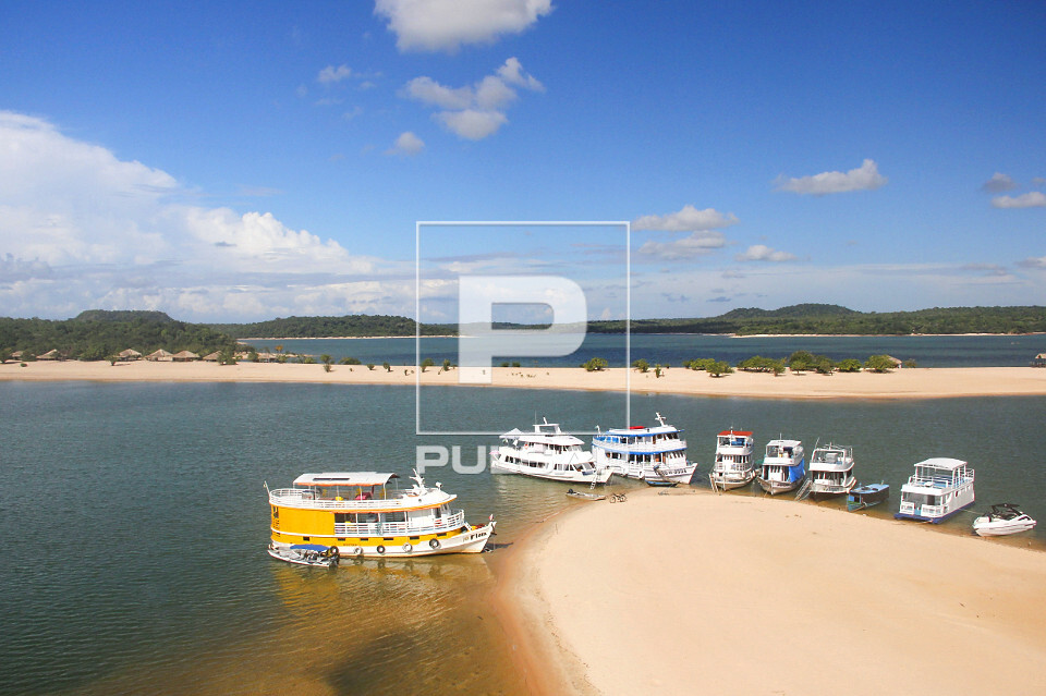 Barcos na Praia do Cajueiro e Ilha do Amor ao fundo - só aparece nos períodos de seca - Rio Tapajós - Alter