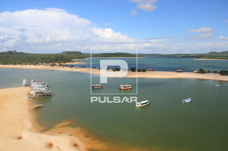Vista de cima da Praia do Cajueiro e Ilha do Amor - só aparece nos períodos de seca - Rio Tapajós - Alter d
