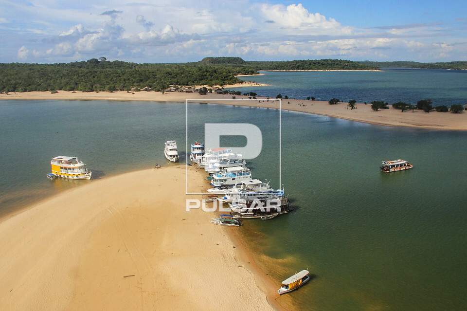 Vista de cima de barcos na Praia do Cajueiro e Ilha do Amor ao fundo - só aparece nos períodos de seca - Rio