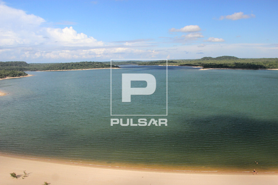 Vista de cima de praia fluvial no Rio Tapajós - Alter do Chão - 
