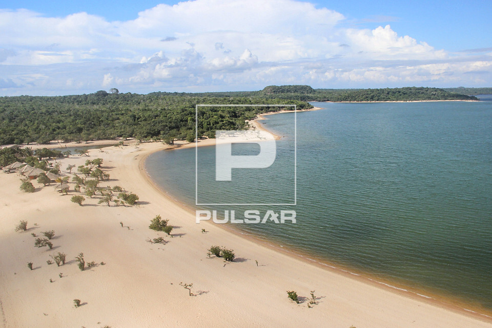 Vista de cima da praia da Ilha do Amor - só aparece nos períodos de seca do Rio Tapajós - Alter do Chão - 