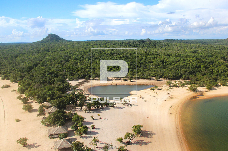 Vista de cima da praia da Ilha do Amor - só aparece nos períodos de seca do Rio Tapajós - Alter do Chão - 