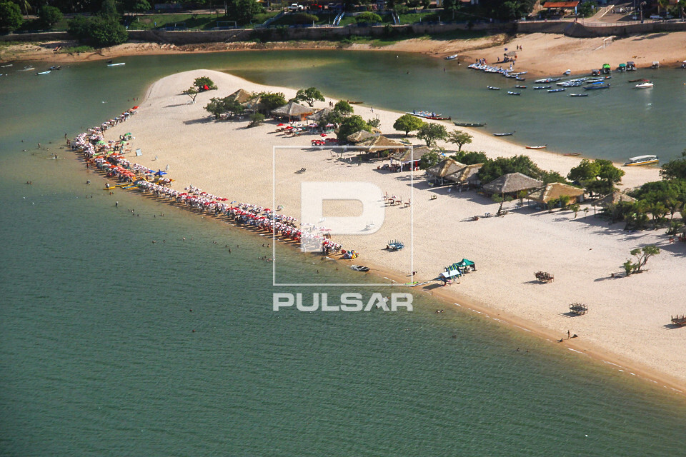 Vista de cima da praia fluvial da Ilha do Amor - só aparece nos períodos de seca do Rio Tapajós  - Alter do