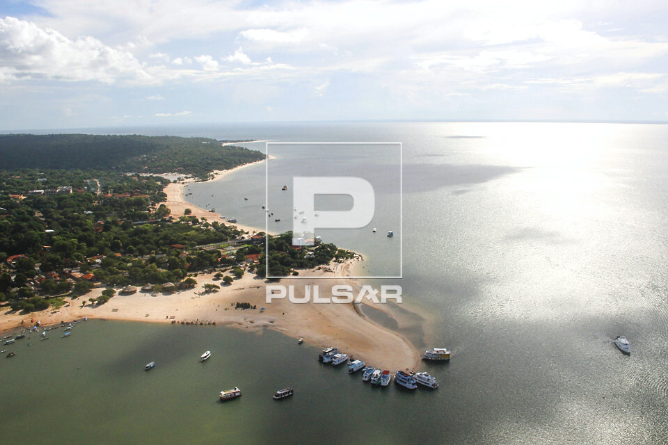Vista de cima da Praia do Cajueiro - só aparece nos períodos de seca - Rio Tapajós - Alter do Chão - 