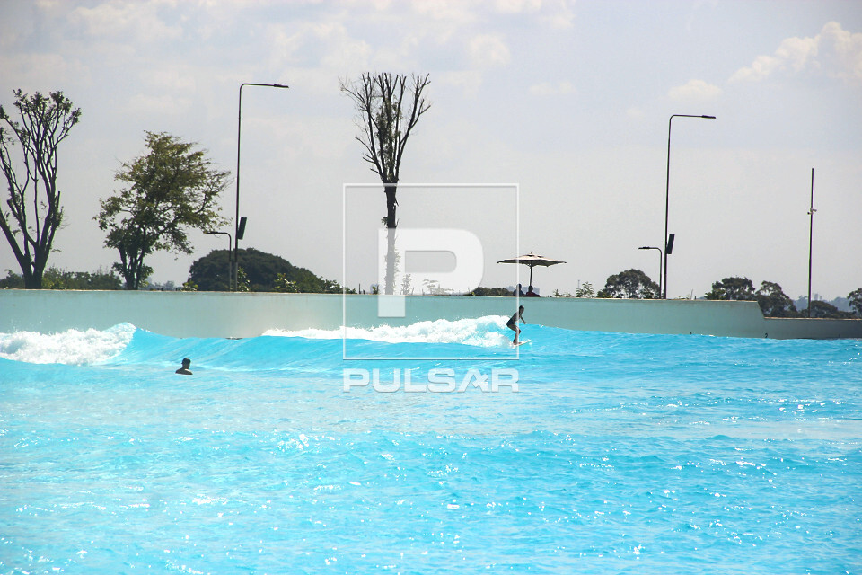 Surfista na Praia da Grama - Praia artificial com ondas para prática de surf localizada dentro do condomínio