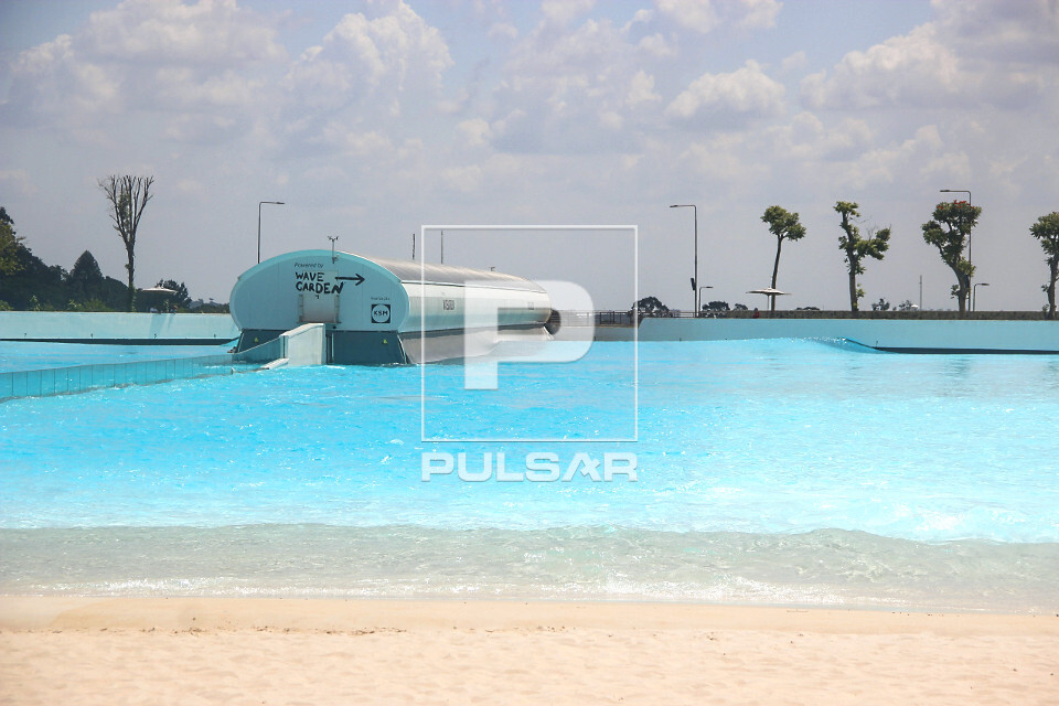 Praia artificial da Grama - Piscina com tecnologia que produz ondas para prática de surf localizada dentro do
