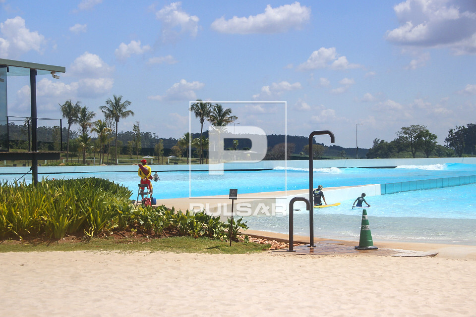 Guarda vidas na Praia artificial da Grama - Piscina com tecnologia que produz ondas para prática de surf loca