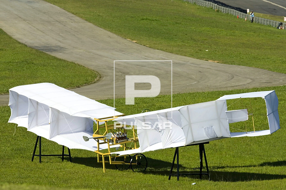Réplica do avião 14 Bis criado por Santos Dumont