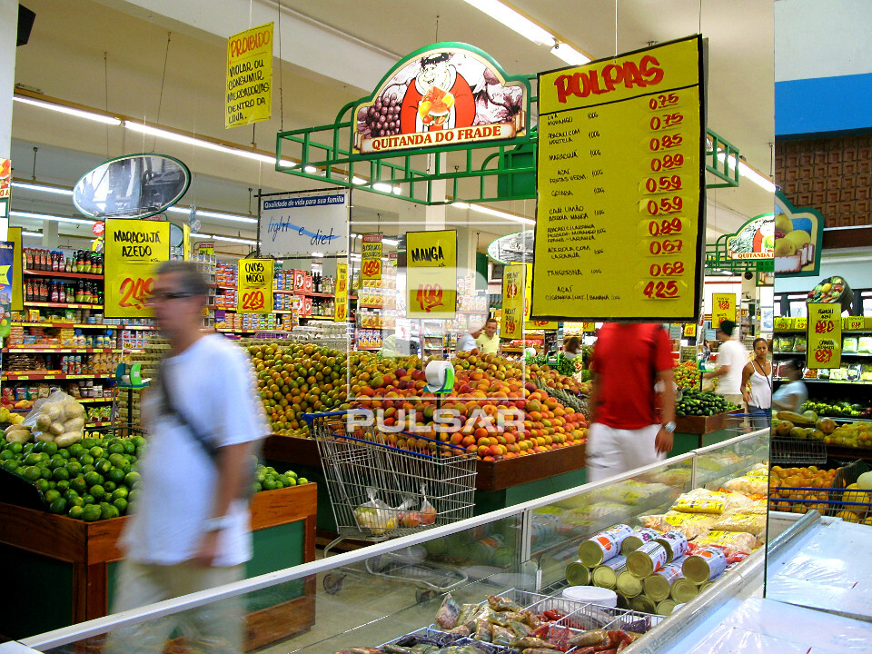 Setor de alimentos congelados e hortifrutigranjeiros de supermercado na cidade de Ilhabela - SP