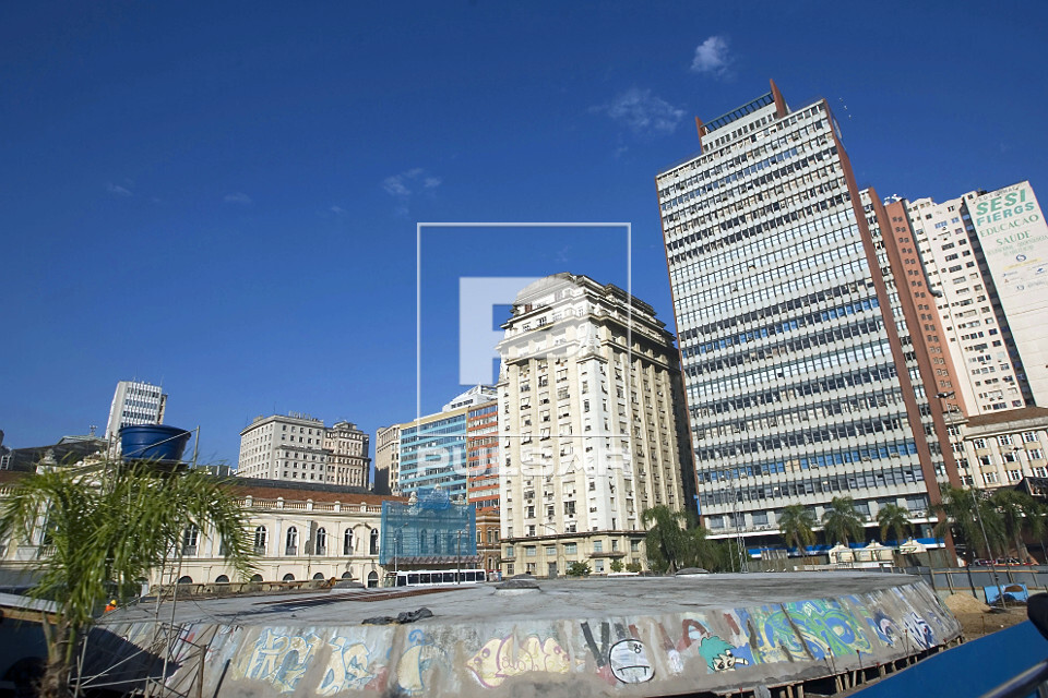 Vista da cidade de Porto Alegre com Mercado Público Central de Porto Alegre à esquerda - inaugurado em 1869 