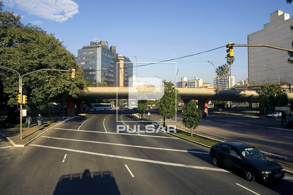 Viaduto sobre a Avenida Joao Pessoa com o Parque da Redenção na cidade de Porto Alegre - RS