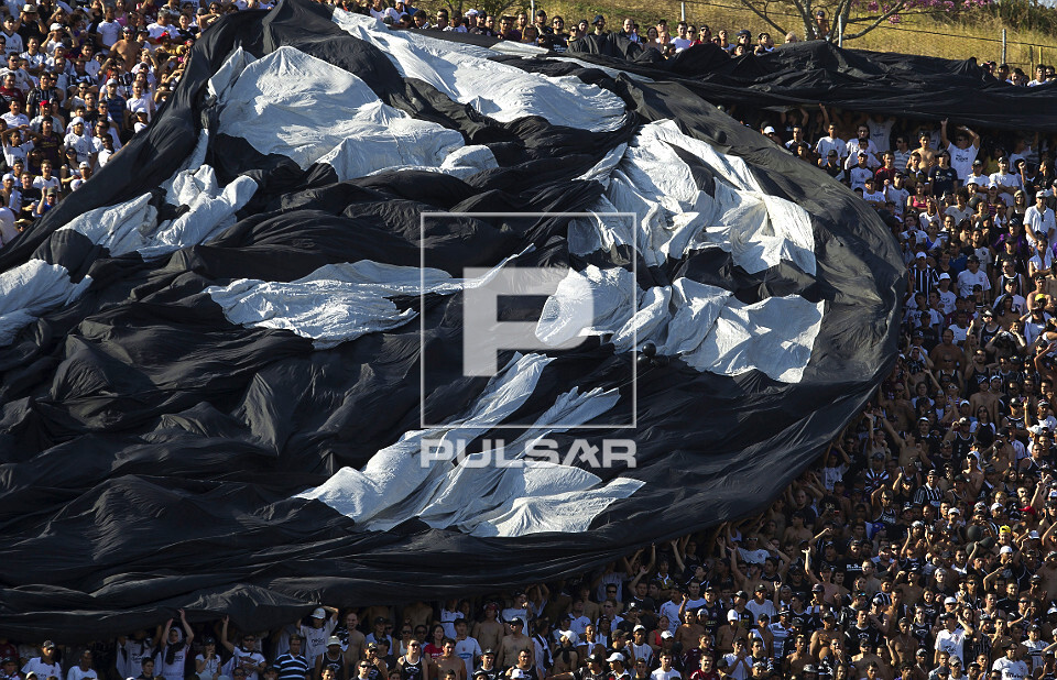 Torcida do Esporte Clube Corinthians durante a partida entre Palmeiras e Corinthians - realizada no Estadio Ed