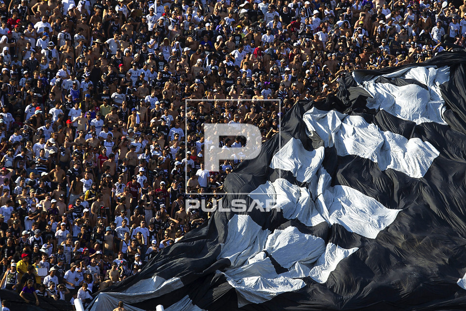 Torcida do Esporte Clube Corinthians durante a partida entre Palmeiras e Corinthians - realizada no Estadio Ed