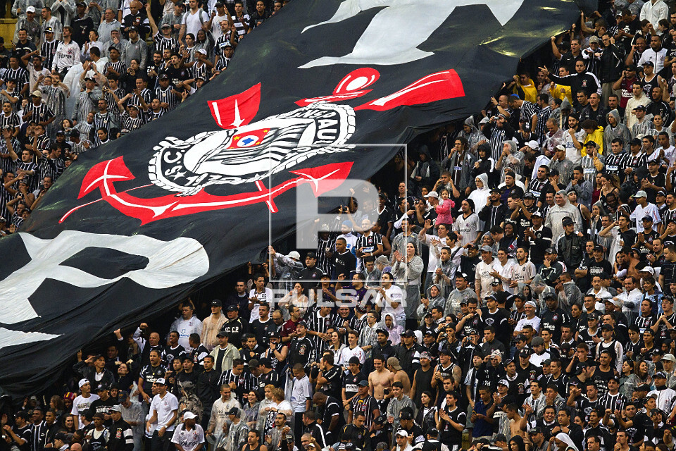 Torcida do Esporte Clube Corinthians durante a partida entre São Paulo e Corinthians - Estádio do Pacambú