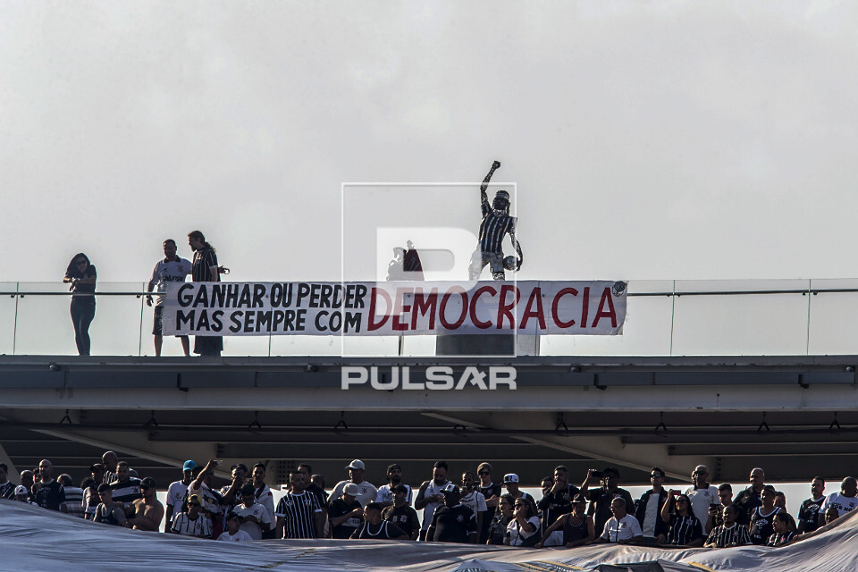 Faixa relembrando a Democracia Corinthiana da decada de 80 comandada pelo jogador Sócrates exibida durante o 
