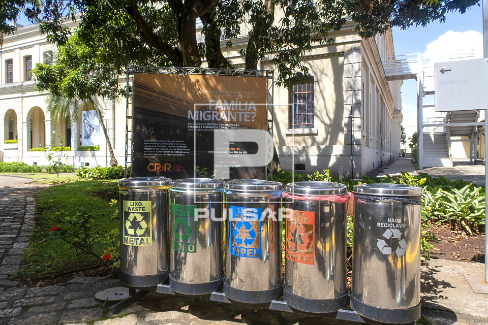 Coletores de lixo reciclável no Museu da Imigração e Memorial do Imigrante - instalado na antiga Hospedaria