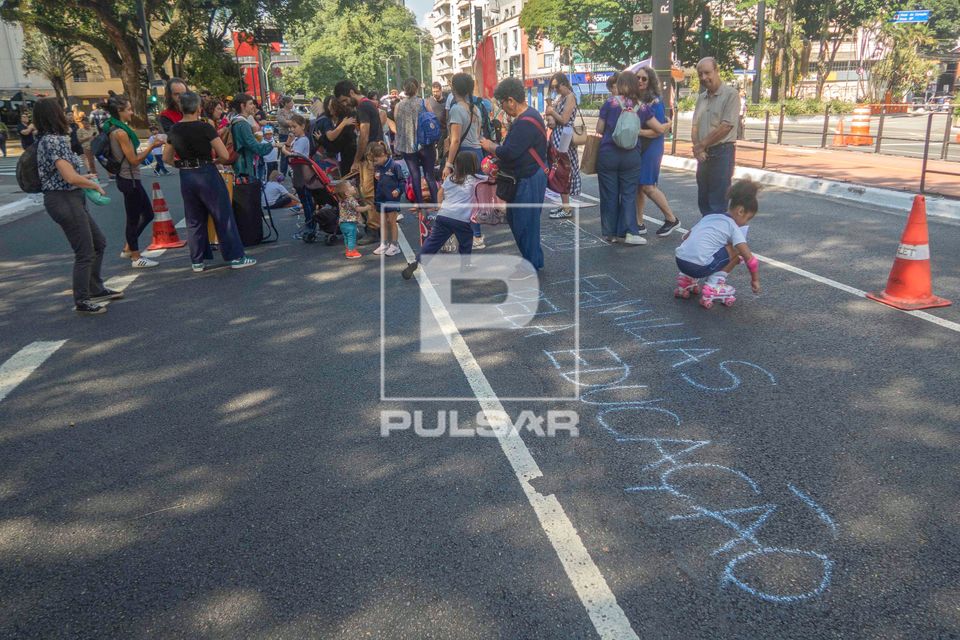 Manifestação de professores , diretores e famílias de alunos na Avenida Paulista em repúdio ao resultado d