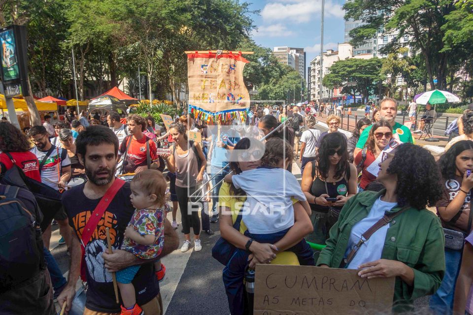 Manifestação de professores , diretores e famílias de alunos na Avenida Paulista em repúdio ao resultado d