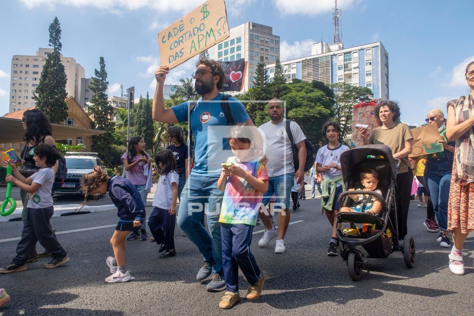 Manifestação de professores , diretores e famílias de alunos na Avenida Paulista em repúdio ao resultado d