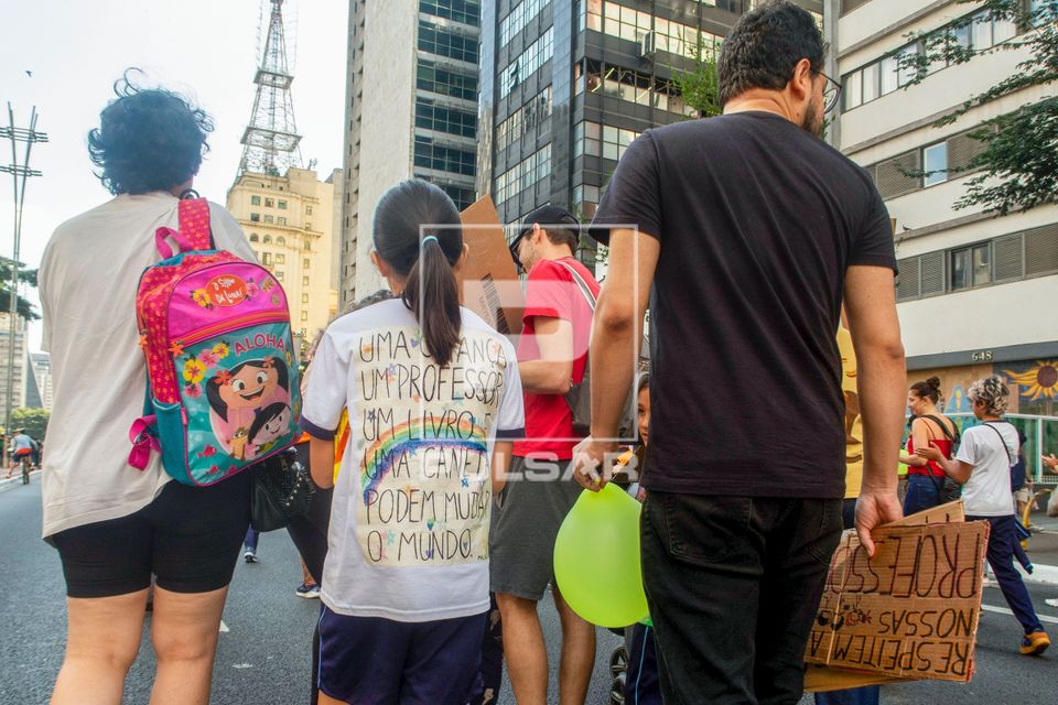 Manifestação de professores , diretores e famílias de alunos na Avenida Paulista em repúdio ao resultado d
