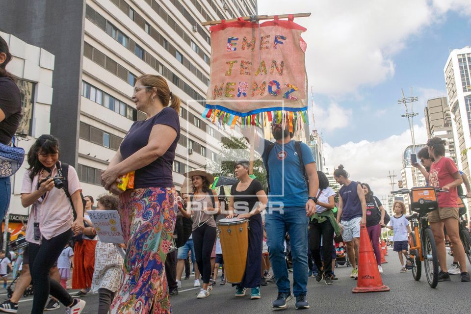 Manifestação de professores , diretores e famílias de alunos na Avenida Paulista em repúdio ao resultado d