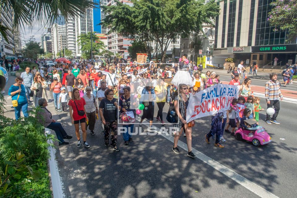 Manifestação de professores , diretores e famílias de alunos na Avenida Paulista em repúdio ao resultado d