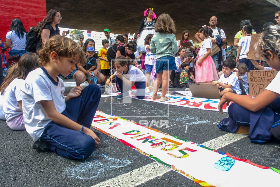 Manifestação de professores , diretores e famílias de alunos na Avenida Paulista em repúdio ao resultado d