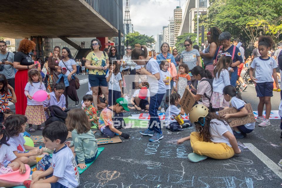 Manifestação de professores , diretores e famílias de alunos na Avenida Paulista em repúdio ao resultado d