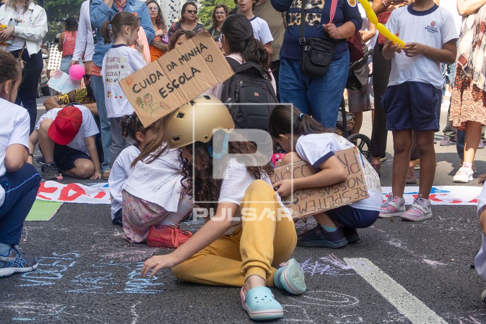 Manifestação de professores , diretores e famílias de alunos na Avenida Paulista em repúdio ao resultado d