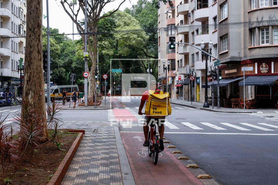 Entregador de comida por aplicativo na ciclofaixa da Avenida Vieira de Carvalho - centro da cidade