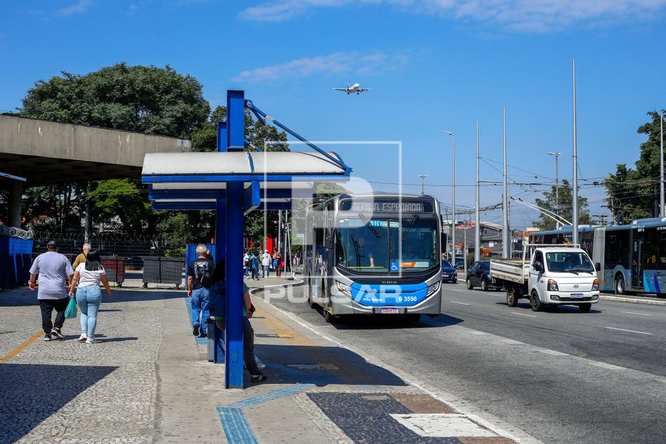 Avião sobrevoa a Avenida Engenheiro Armando de Arruda Pereira ao lado do terminal rodoviário de Jabaquara