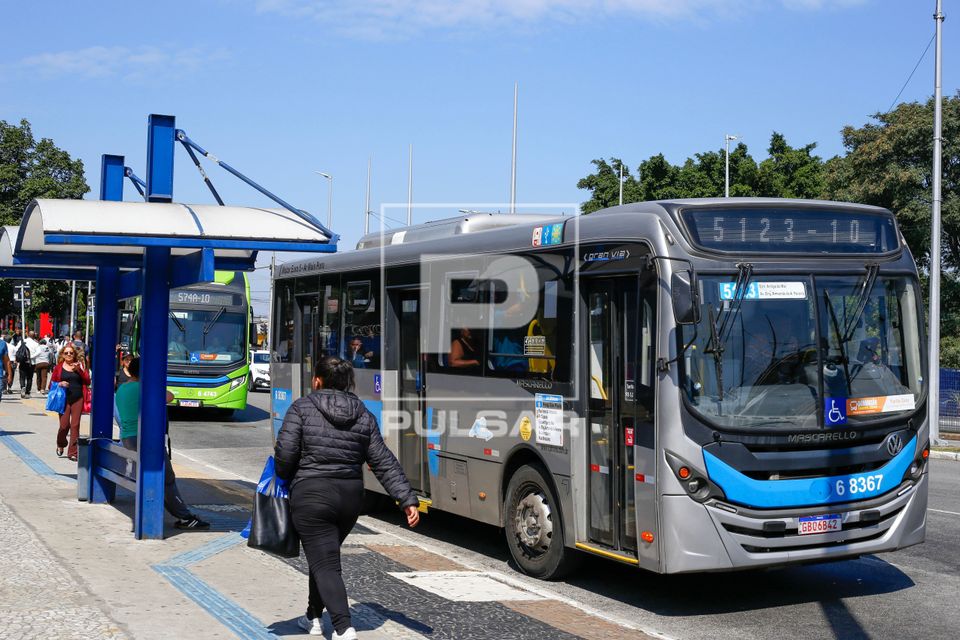 Ponto de ônibus na Avenida Engenheiro Armando de Arruda Pereira 