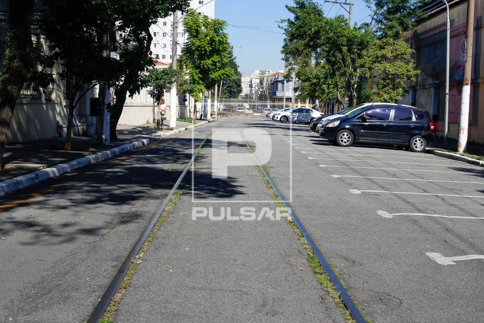 Trilhos de bonde do início do século XX que resistiram ao tempo na Rua Visconde de Parnaíba