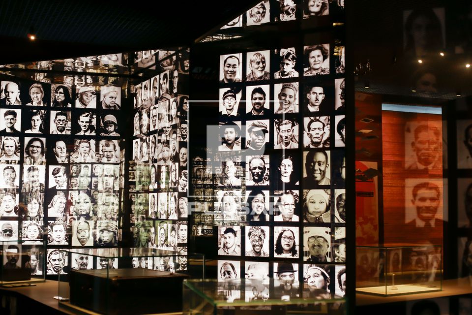 instalação com retratos de imigrantes do Museu da Imigração do Estado de São Paulo - Memorial do Imigrant