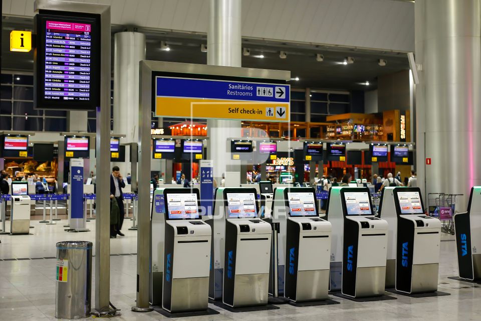 Autoatendimento de check-in no Terminal 3 do Aeroporto Internacional André Franco Montoro