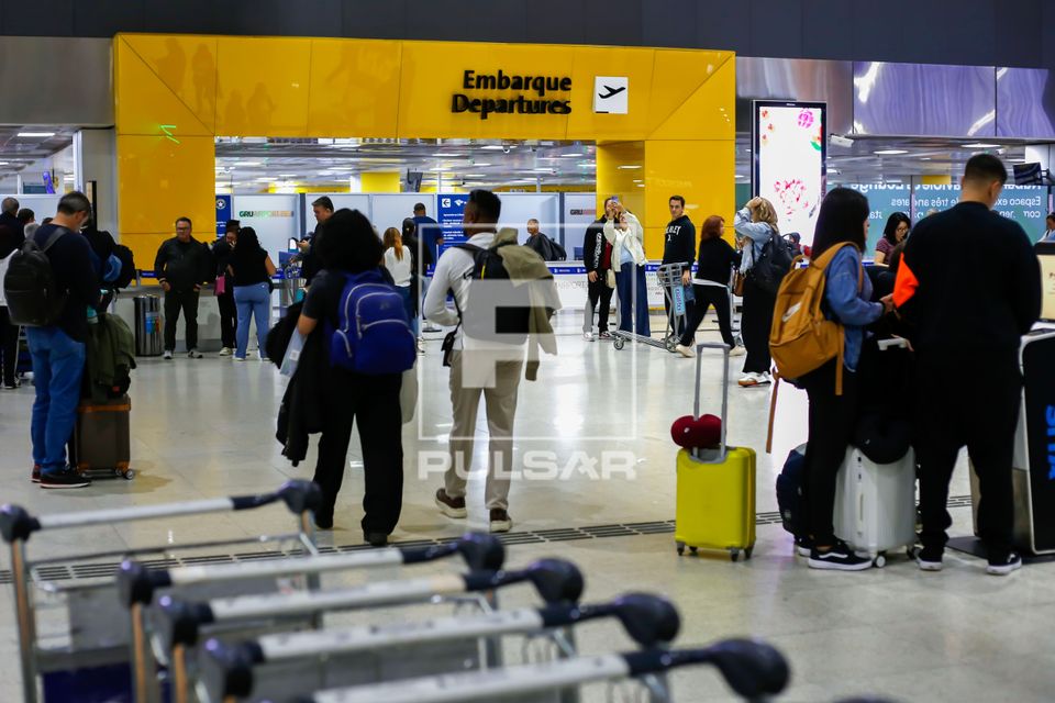 Passageiros na sala de embarque do Terminal 3 no Aeroporto Internacional André Franco Montoro