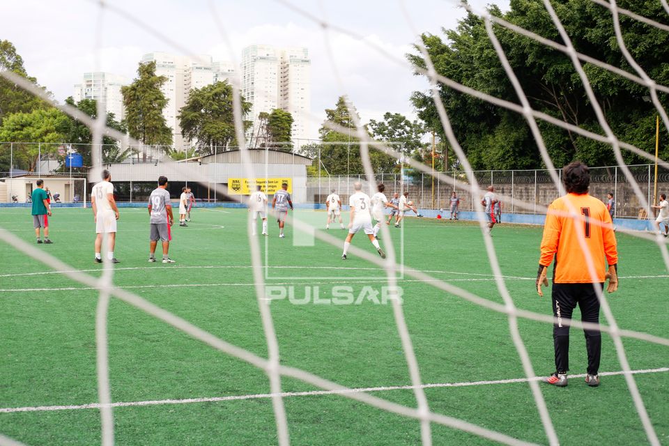 Jogo de futebol de várzea em grama sintética - time do Barão jogando com Explosão da Pompeia no campo da E